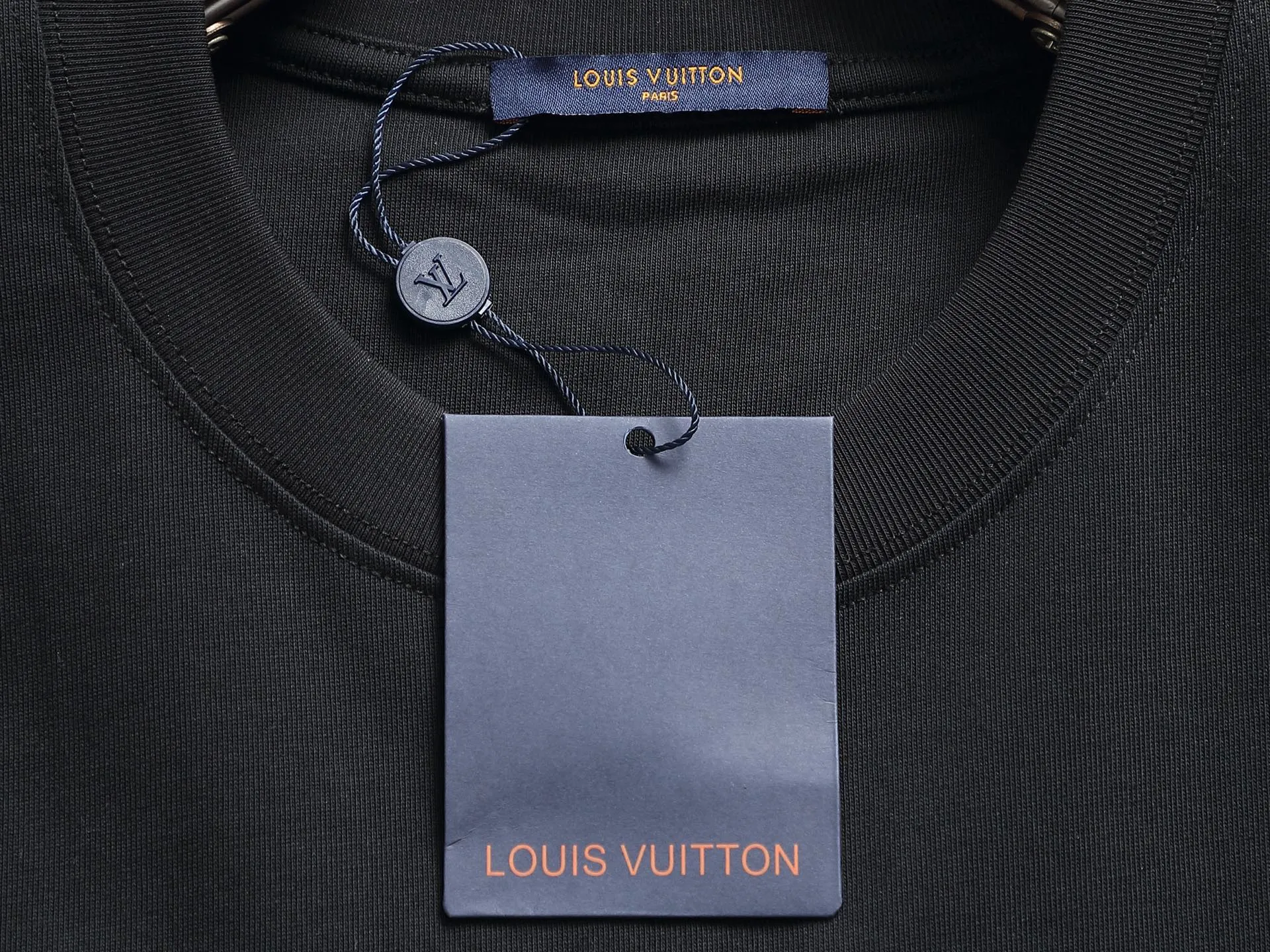 🅿️190 Louis Vuitton/Louis Vuitton English embroidery craftsmanship The large logo is exquisitely upgraded, inspired by the retro embroidery of the 1980s Original fabric Official same style Short-sleeved T-shirt 320g Same vat dyed fabric Very comfortable to the touch The latest brick cabinet synchronization for spring and summer Fashionable and individual Size: S M L XL